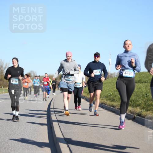 06.04.2025 - 44. Internationalen Wilhelmsburger Insellauf Jannik Wohlers http://msf.ph/oto/7616701 06.04.2025 09:39:14 Laufen 005, 4526, 4606, 3439, 4610, 4491, 3527 meine-sportfotos.de