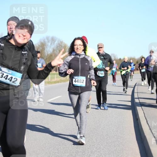 06.04.2025 - 44. Internationalen Wilhelmsburger Insellauf Jannik Wohlers http://msf.ph/oto/7616750 06.04.2025 09:39:28 Laufen 3442, 4482, 3799, 5224, 12 meine-sportfotos.de