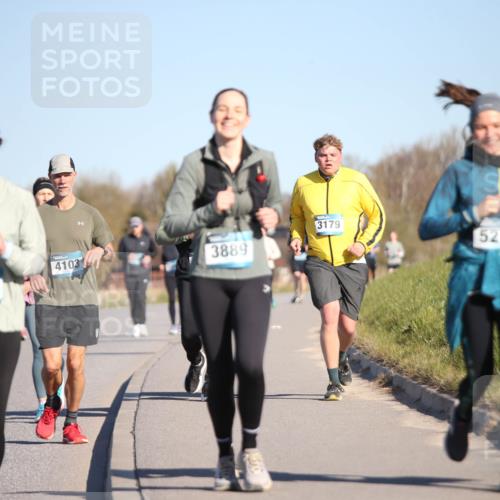 06.04.2025 - 44. Internationalen Wilhelmsburger Insellauf Jannik Wohlers http://msf.ph/oto/7617466 06.04.2025 09:42:58 Laufen 5214, 4103, 3889, 3179, 5218 meine-sportfotos.de