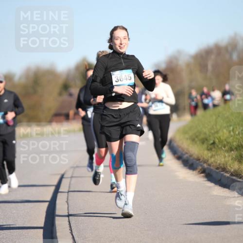 06.04.2025 - 44. Internationalen Wilhelmsburger Insellauf Jannik Wohlers http://msf.ph/oto/7617502 06.04.2025 09:43:08 Laufen 323, 3645, 3670 meine-sportfotos.de