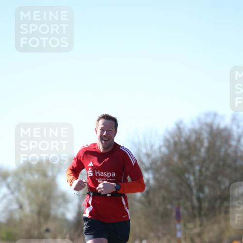 06.04.2025 - 44. Internationalen Wilhelmsburger Insellauf Jannik Wohlers http://msf.ph/oto/7620004 06.04.2025 10:05:18 Laufen  meine-sportfotos.de