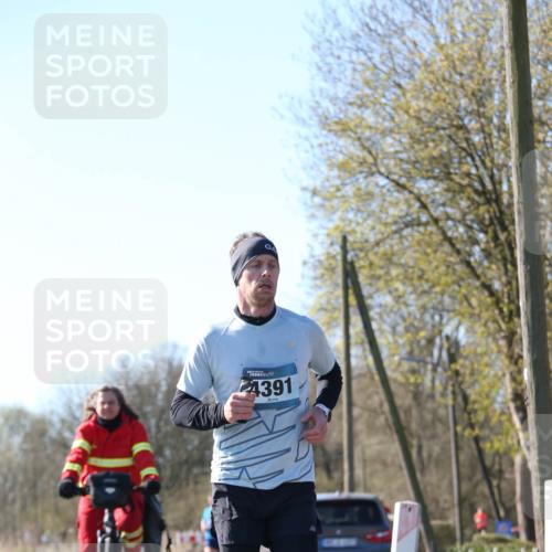 06.04.2025 - 44. Internationalen Wilhelmsburger Insellauf Jannik Wohlers http://msf.ph/oto/7621043 06.04.2025 10:09:24 Laufen 4391 meine-sportfotos.de