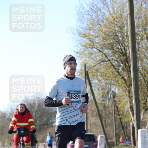 06.04.2025 - 44. Internationalen Wilhelmsburger Insellauf Jannik Wohlers http://msf.ph/oto/7621044 06.04.2025 10:09:24 Laufen 4391 meine-sportfotos.de