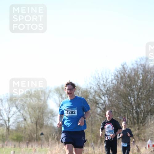 06.04.2025 - 44. Internationalen Wilhelmsburger Insellauf Jannik Wohlers http://msf.ph/oto/7621045 06.04.2025 10:09:33 Laufen 4292, 3792 meine-sportfotos.de