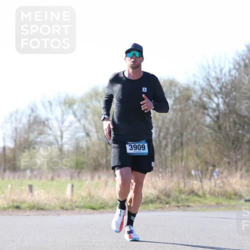 06.04.2025 - 44. Internationalen Wilhelmsburger Insellauf Jannik Wohlers http://msf.ph/oto/7622112 06.04.2025 10:18:02 Laufen 3909 meine-sportfotos.de