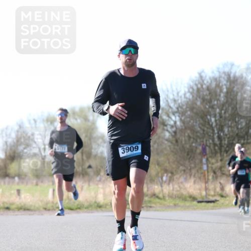06.04.2025 - 44. Internationalen Wilhelmsburger Insellauf Jannik Wohlers http://msf.ph/oto/7622116 06.04.2025 10:18:03 Laufen 3909 meine-sportfotos.de