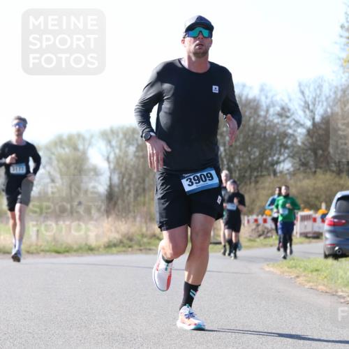 06.04.2025 - 44. Internationalen Wilhelmsburger Insellauf Jannik Wohlers http://msf.ph/oto/7622123 06.04.2025 10:18:04 Laufen 3172, 3909, 31, 4923 meine-sportfotos.de