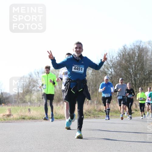 06.04.2025 - 44. Internationalen Wilhelmsburger Insellauf Jannik Wohlers http://msf.ph/oto/7622556 06.04.2025 10:22:06 Laufen 4451, 4337, 3709, 4356 meine-sportfotos.de
