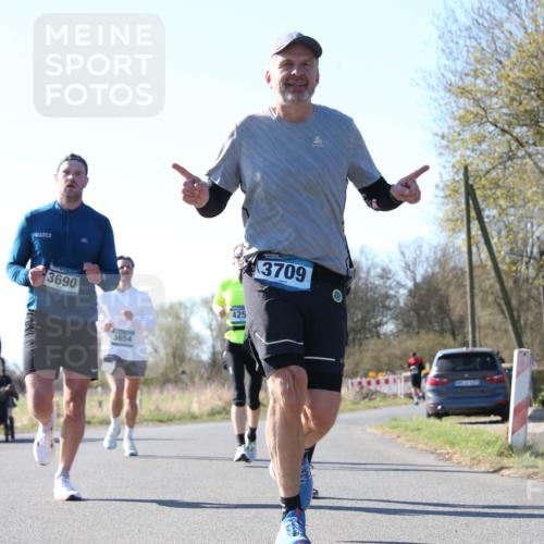 06.04.2025 - 44. Internationalen Wilhelmsburger Insellauf Jannik Wohlers http://msf.ph/oto/7622584 06.04.2025 10:22:17 Laufen 3690, 3654, 425, 3709 meine-sportfotos.de
