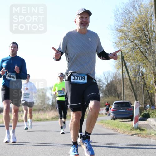 06.04.2025 - 44. Internationalen Wilhelmsburger Insellauf Jannik Wohlers http://msf.ph/oto/7622585 06.04.2025 10:22:17 Laufen 3690, 3654, 4253, 3709 meine-sportfotos.de