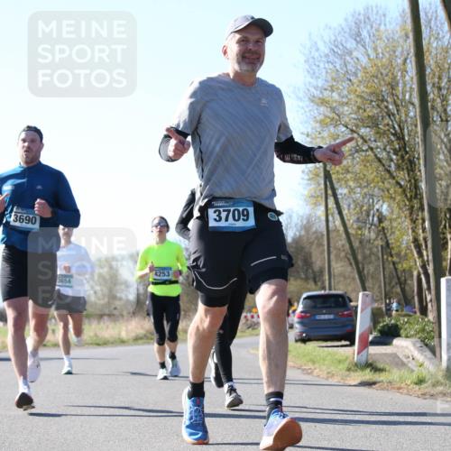 06.04.2025 - 44. Internationalen Wilhelmsburger Insellauf Jannik Wohlers http://msf.ph/oto/7622586 06.04.2025 10:22:17 Laufen 3690, 3654, 4253, 3709 meine-sportfotos.de