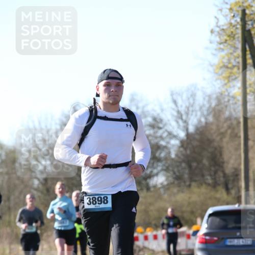 06.04.2025 - 44. Internationalen Wilhelmsburger Insellauf Jannik Wohlers http://msf.ph/oto/7622630 06.04.2025 10:22:44 Laufen 3898 meine-sportfotos.de
