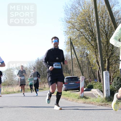 06.04.2025 - 44. Internationalen Wilhelmsburger Insellauf Jannik Wohlers http://msf.ph/oto/7622716 06.04.2025 10:23:21 Laufen 4577, 3076, 3171, 4065, 31, 4323, 208 meine-sportfotos.de