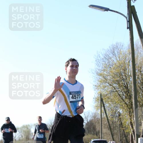 06.04.2025 - 44. Internationalen Wilhelmsburger Insellauf Jannik Wohlers http://msf.ph/oto/7622723 06.04.2025 10:23:23 Laufen 3076, 4577 meine-sportfotos.de