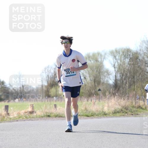 06.04.2025 - 44. Internationalen Wilhelmsburger Insellauf Jannik Wohlers http://msf.ph/oto/7622945 06.04.2025 10:24:45 Laufen 3512, 3960, 1891 meine-sportfotos.de