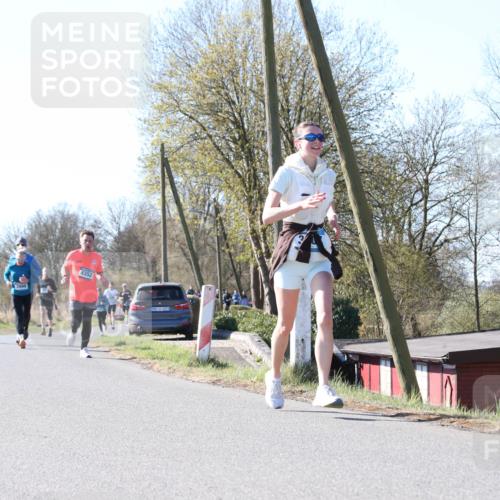 06.04.2025 - 44. Internationalen Wilhelmsburger Insellauf Jannik Wohlers http://msf.ph/oto/7623471 06.04.2025 10:28:21 Laufen 3999, 4352, 31, 4553 meine-sportfotos.de