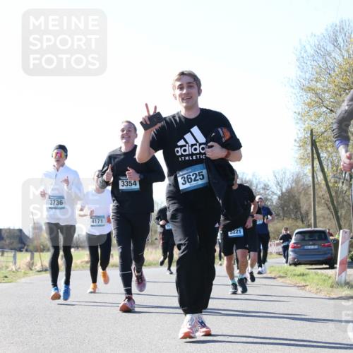 06.04.2025 - 44. Internationalen Wilhelmsburger Insellauf Jannik Wohlers http://msf.ph/oto/7623638 06.04.2025 10:29:38 Laufen 3736, 4171, 3354, 3625, 5221, 31, 4523, 3886, 321 meine-sportfotos.de
