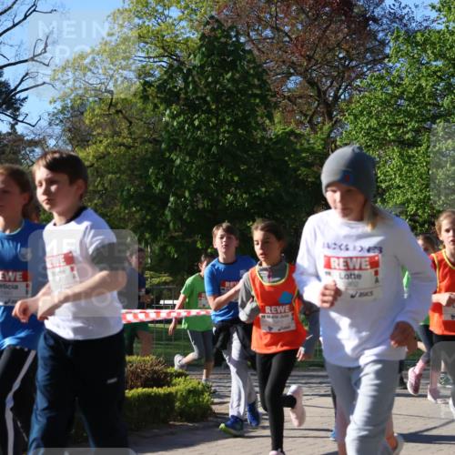 25.04.2025 - Das Zehntel Zöllner http://msf.ph/oto/7673300 26.04.2025 07:43:18 Laufen 1990 meine-sportfotos.de