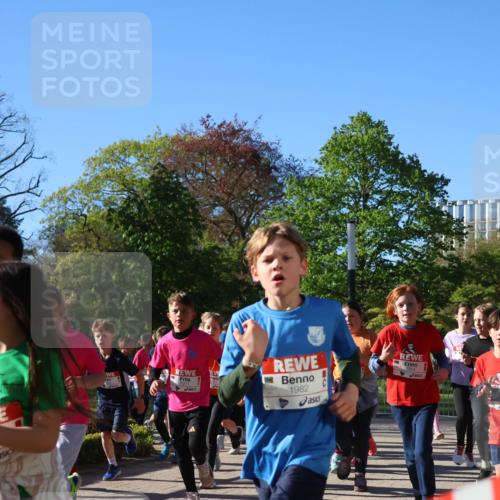 25.04.2025 - Das Zehntel Zöllner http://msf.ph/oto/7674064 26.04.2025 07:44:53 Laufen 1982 meine-sportfotos.de