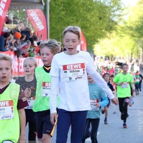 25.04.2025 - Das Zehntel Luisa Fischer http://msf.ph/oto/7678965 26.04.2025 08:52:11 Ziel 1177, 1488, 1546, 1757, 1943, 2010, 2213, 2309, 2348, 2505, 2621, 2644, 2684, 2700, 2779, 2848, 2853, 2907, 2960, 2975, 3049, 3066, 3099, 3188, 3538, 3877 meine-sportfotos.de