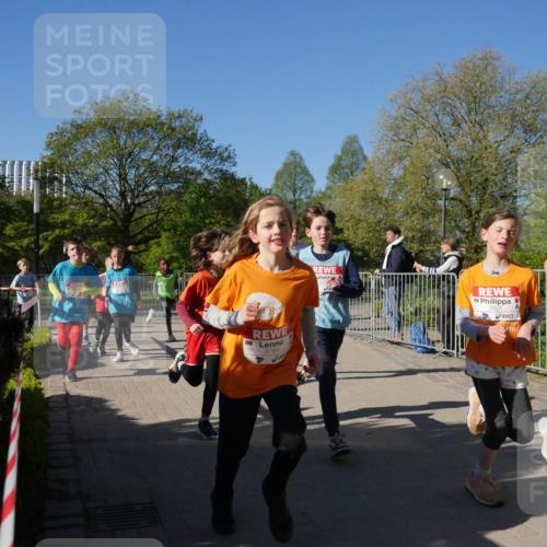 25.04.2025 - Das Zehntel Zöllner http://msf.ph/oto/7752336 26.04.2025 08:42:34 Laufen 3781, 2191 meine-sportfotos.de