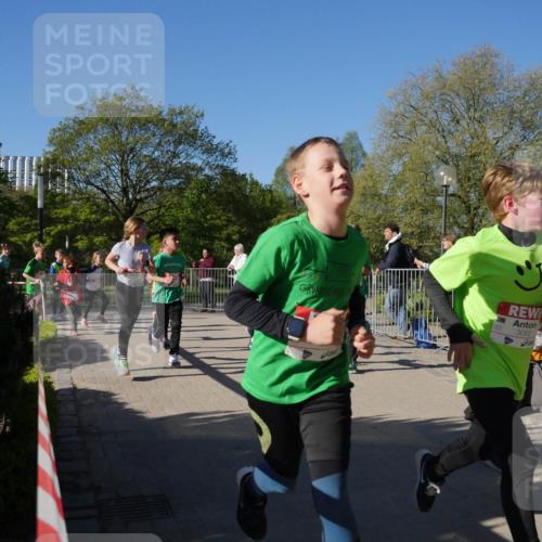 25.04.2025 - Das Zehntel Zöllner http://msf.ph/oto/7752731 26.04.2025 08:43:09 Laufen 3052 meine-sportfotos.de