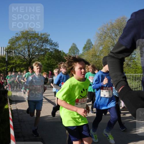 25.04.2025 - Das Zehntel Zöllner http://msf.ph/oto/7754095 26.04.2025 08:45:17 Laufen 3028, 1992 meine-sportfotos.de