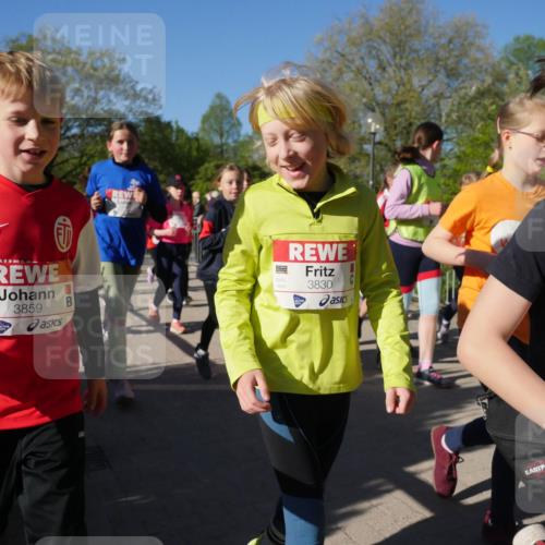 25.04.2025 - Das Zehntel Zöllner http://msf.ph/oto/7755920 26.04.2025 08:48:18 Laufen 2117, 3859, 3830, 233 meine-sportfotos.de