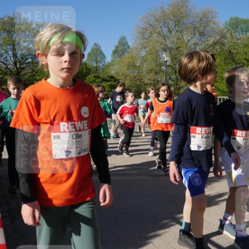 25.04.2025 - Das Zehntel Zöllner http://msf.ph/oto/7756593 26.04.2025 08:49:19 Laufen 3702, 2574, 2551 meine-sportfotos.de