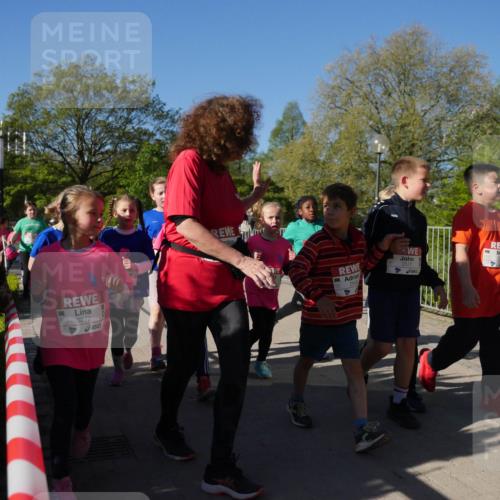 25.04.2025 - Das Zehntel Zöllner http://msf.ph/oto/7756860 26.04.2025 08:49:43 Laufen 3272, 2572 meine-sportfotos.de