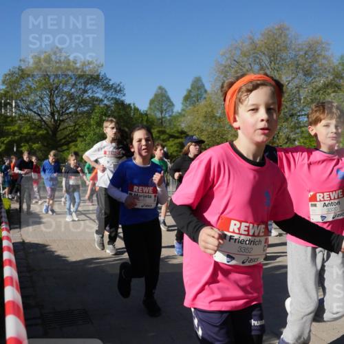 25.04.2025 - Das Zehntel Zöllner http://msf.ph/oto/7757373 26.04.2025 08:50:30 Laufen 2045, 3352, 3320 meine-sportfotos.de
