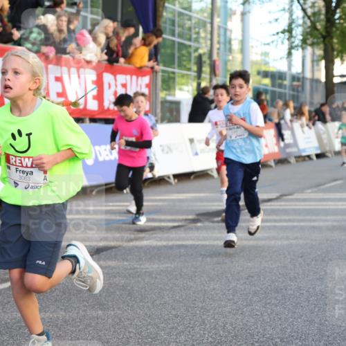 25.04.2025 - Das Zehntel Lena Gebhardt http://msf.ph/oto/7783574 26.04.2025 08:52:40 Ziel 1108, 1122, 1127, 1229, 1418, 1541, 1568, 1752, 1761, 1979, 2029, 2170, 2187, 2191, 2194, 2212, 2275, 2364, 2464, 2471, 2500, 2628, 2804, 2859, 3038, 3063, 3085, 3088, 3095, 3102, 3104, 3110, 3171, 3178, 3225, 3409, 3462, 3467, 3499, 3592, 3599, 3603, 3611, 3617, 3811, 3822, 3884, 3921, 3941, 3944 meine-sportfotos.de