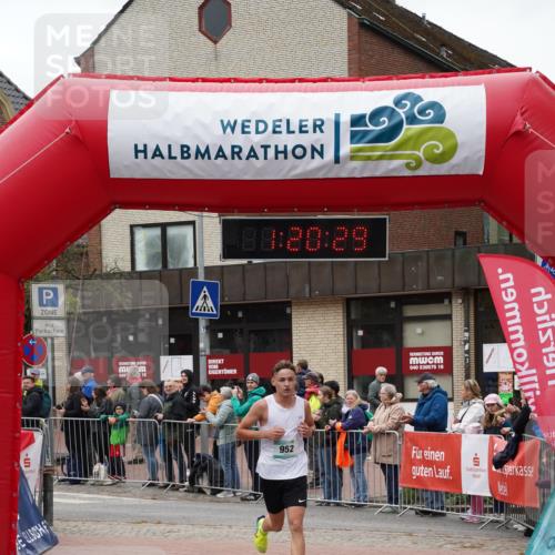 04.05.2025 - 8. Wedeler Halbmarathon Felixshl http://msf.ph/oto/7815613 04.05.2025 11:20:27 Ziel 952 meine-sportfotos.de
