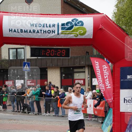 04.05.2025 - 8. Wedeler Halbmarathon Felixshl http://msf.ph/oto/7815637 04.05.2025 11:20:28 Ziel 933, 952 meine-sportfotos.de