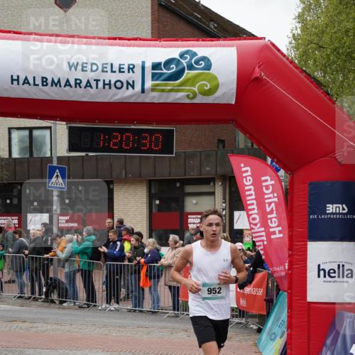 04.05.2025 - 8. Wedeler Halbmarathon Felixshl http://msf.ph/oto/7815642 04.05.2025 11:20:28 Ziel 933, 952 meine-sportfotos.de