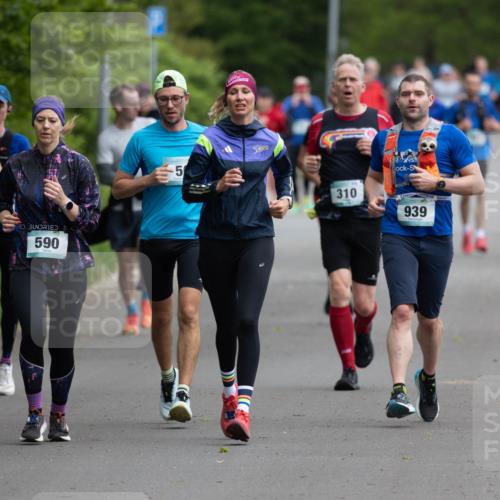04.05.2025 - 8. Wedeler Halbmarathon Michael Strokosch http://msf.ph/oto/7816286 04.05.2025 10:49:27 Laufen 590, 5, 310, 939 meine-sportfotos.de