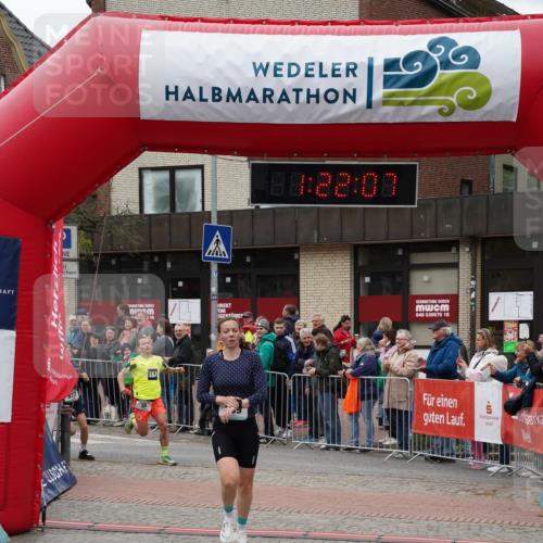 04.05.2025 - 8. Wedeler Halbmarathon Felixshl http://msf.ph/oto/7816615 04.05.2025 11:22:05 Ziel 35, 869, 977 meine-sportfotos.de