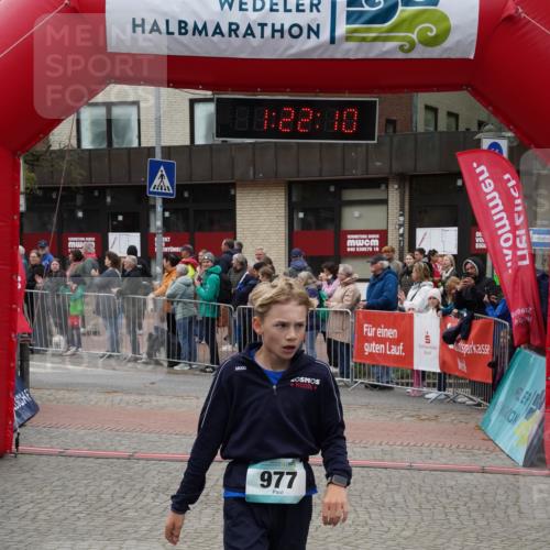 04.05.2025 - 8. Wedeler Halbmarathon Felixshl http://msf.ph/oto/7816737 04.05.2025 11:22:08 Ziel 35, 869, 977 meine-sportfotos.de