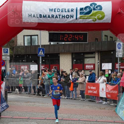04.05.2025 - 8. Wedeler Halbmarathon Felixshl http://msf.ph/oto/7816805 04.05.2025 11:22:42 Ziel 378, 613 meine-sportfotos.de