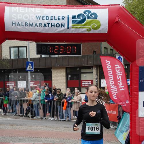 04.05.2025 - 8. Wedeler Halbmarathon Felixshl http://msf.ph/oto/7816843 04.05.2025 11:23:05 Ziel 1016 meine-sportfotos.de