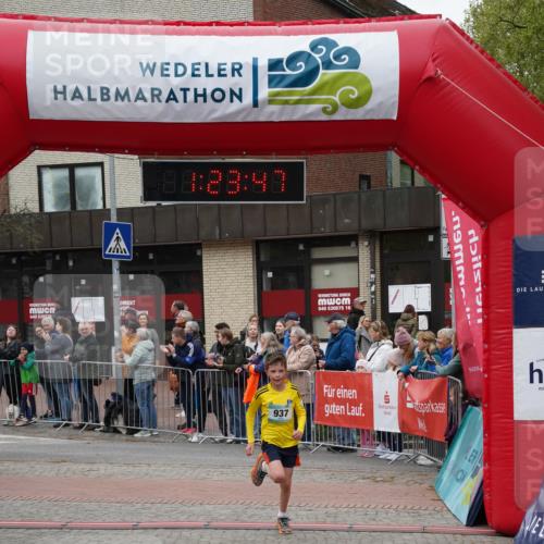 04.05.2025 - 8. Wedeler Halbmarathon Felixshl http://msf.ph/oto/7816864 04.05.2025 11:23:45 Ziel 463, 936, 937 meine-sportfotos.de