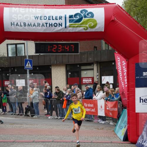 04.05.2025 - 8. Wedeler Halbmarathon Felixshl http://msf.ph/oto/7816865 04.05.2025 11:23:45 Ziel 463, 936, 937 meine-sportfotos.de