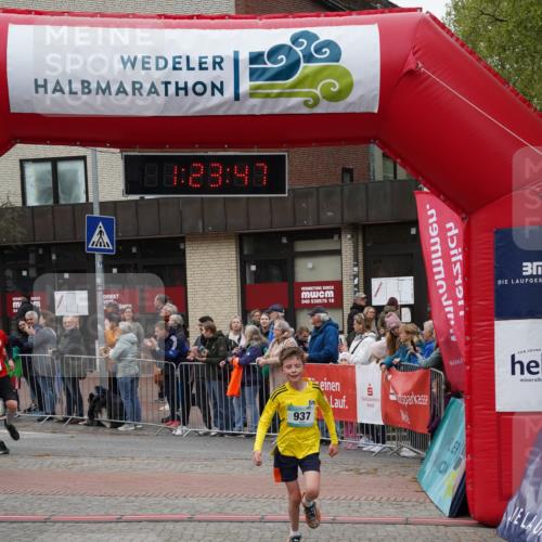 04.05.2025 - 8. Wedeler Halbmarathon Felixshl http://msf.ph/oto/7816866 04.05.2025 11:23:45 Ziel 463, 936, 937 meine-sportfotos.de