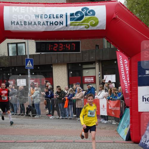 04.05.2025 - 8. Wedeler Halbmarathon Felixshl http://msf.ph/oto/7816867 04.05.2025 11:23:45 Ziel 463, 936, 937 meine-sportfotos.de