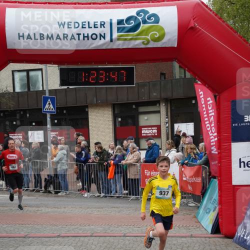 04.05.2025 - 8. Wedeler Halbmarathon Felixshl http://msf.ph/oto/7816868 04.05.2025 11:23:45 Ziel 463, 936, 937 meine-sportfotos.de