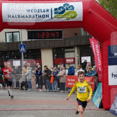 04.05.2025 - 8. Wedeler Halbmarathon Felixshl http://msf.ph/oto/7816869 04.05.2025 11:23:45 Ziel 463, 936, 937 meine-sportfotos.de