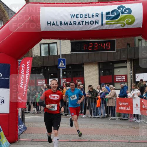 04.05.2025 - 8. Wedeler Halbmarathon Felixshl http://msf.ph/oto/7816875 04.05.2025 11:23:47 Ziel 463, 936, 937 meine-sportfotos.de