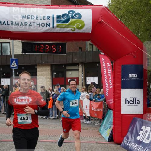 04.05.2025 - 8. Wedeler Halbmarathon Felixshl http://msf.ph/oto/7816879 04.05.2025 11:23:49 Ziel 463, 936, 937 meine-sportfotos.de