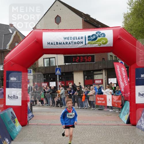 04.05.2025 - 8. Wedeler Halbmarathon Felixshl http://msf.ph/oto/7816886 04.05.2025 11:23:56 Ziel  meine-sportfotos.de
