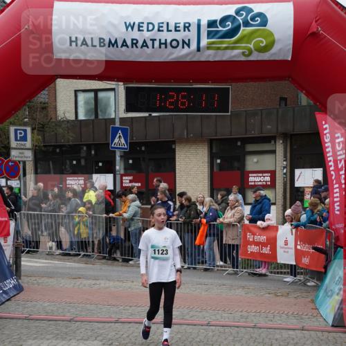 04.05.2025 - 8. Wedeler Halbmarathon Felixshl http://msf.ph/oto/7817034 04.05.2025 11:26:09 Ziel 166, 978, 1123 meine-sportfotos.de